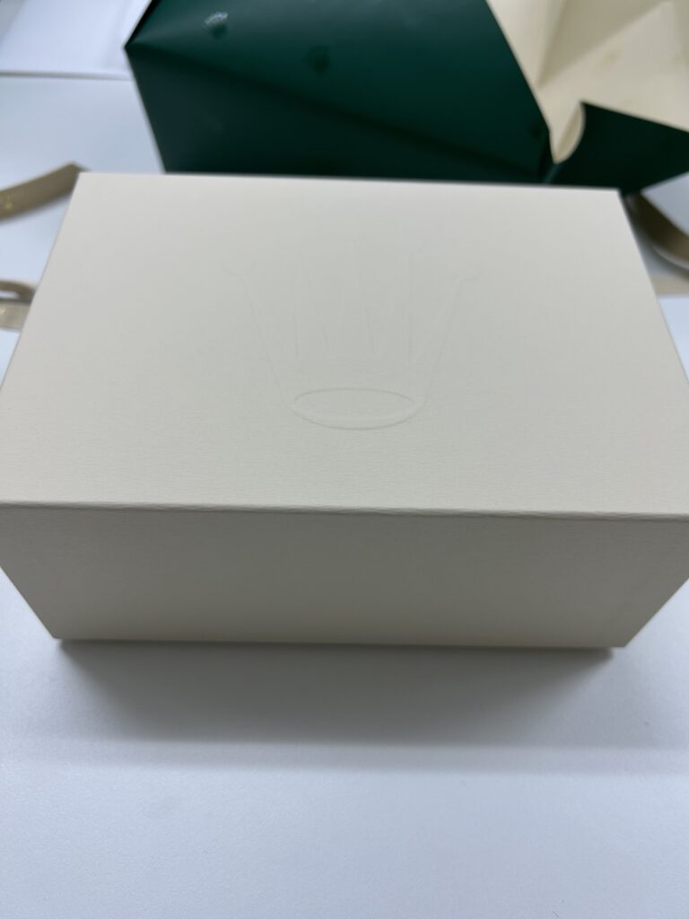 ロレックス購入後に自宅で撮影した白い内箱